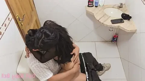 dejo una camara en el bano para confirmar que mi novia me es infiel 1733498533