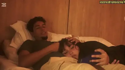 mirando una pelicula con mi hermanastra y no pude evitar meter mi pene en su boca al acostarse en mis piernas 1733499137